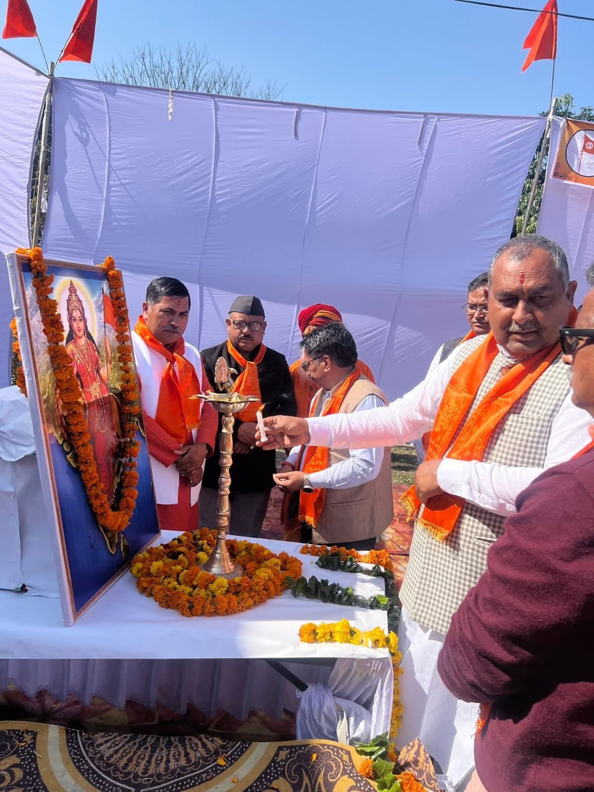 लांघा रोड के रूद्रपुर में विराट हिंदू सम्मेलन के उद्घाटन अवसर पर सांस्कृतिक प्रस्तुति देती बा लांघा रोड के रूद्रपुर में विराट हिंदू सम्मेलन के उद्घाटन अवसर पर सांस्कृतिक प्रस्तुति देती बा