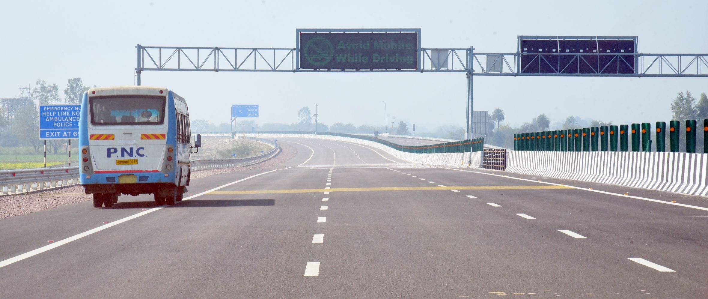 लखनऊ-कानपुर एक्सप्रेसवे। लखनऊ-कानपुर एक्सप्रेसवे।