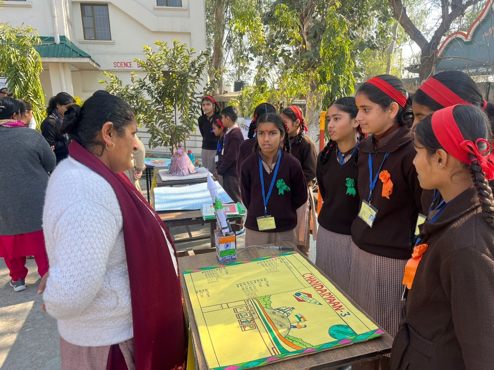 मोगीनंद स्कूल में डिजिटल मेले के दौरान बच्चों द्वारा बनाई सामग्री का अवलोकन करते शिक्षक व अभिभा मोगीनंद स्कूल में डिजिटल मेले के दौरान बच्चों द्वारा बनाई सामग्री का अवलोकन करते शिक्षक व अभिभा