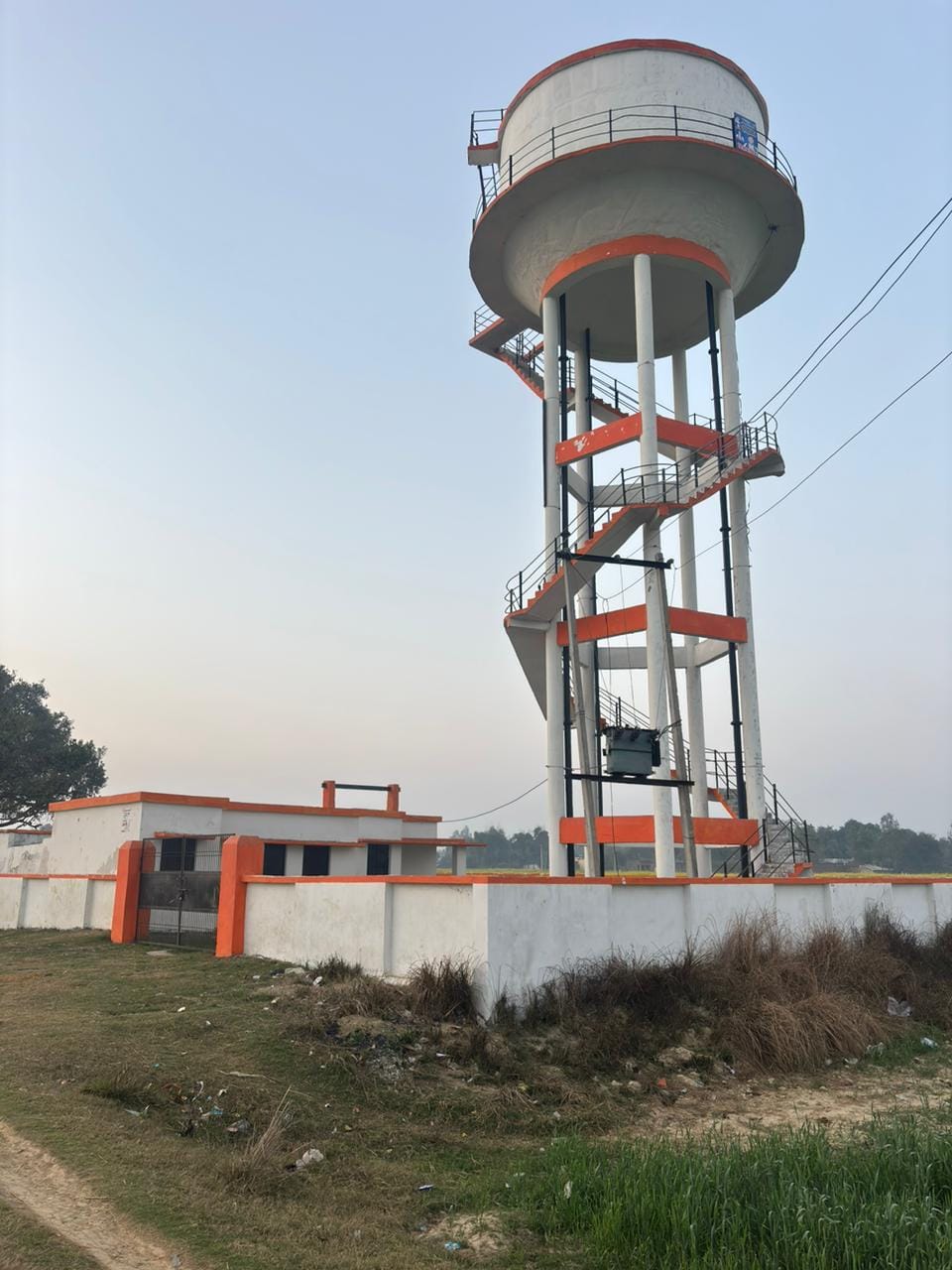 महुआर गांव में बने ओवरहेड टैंक शोपीस बनकर रहा गया है संवाद