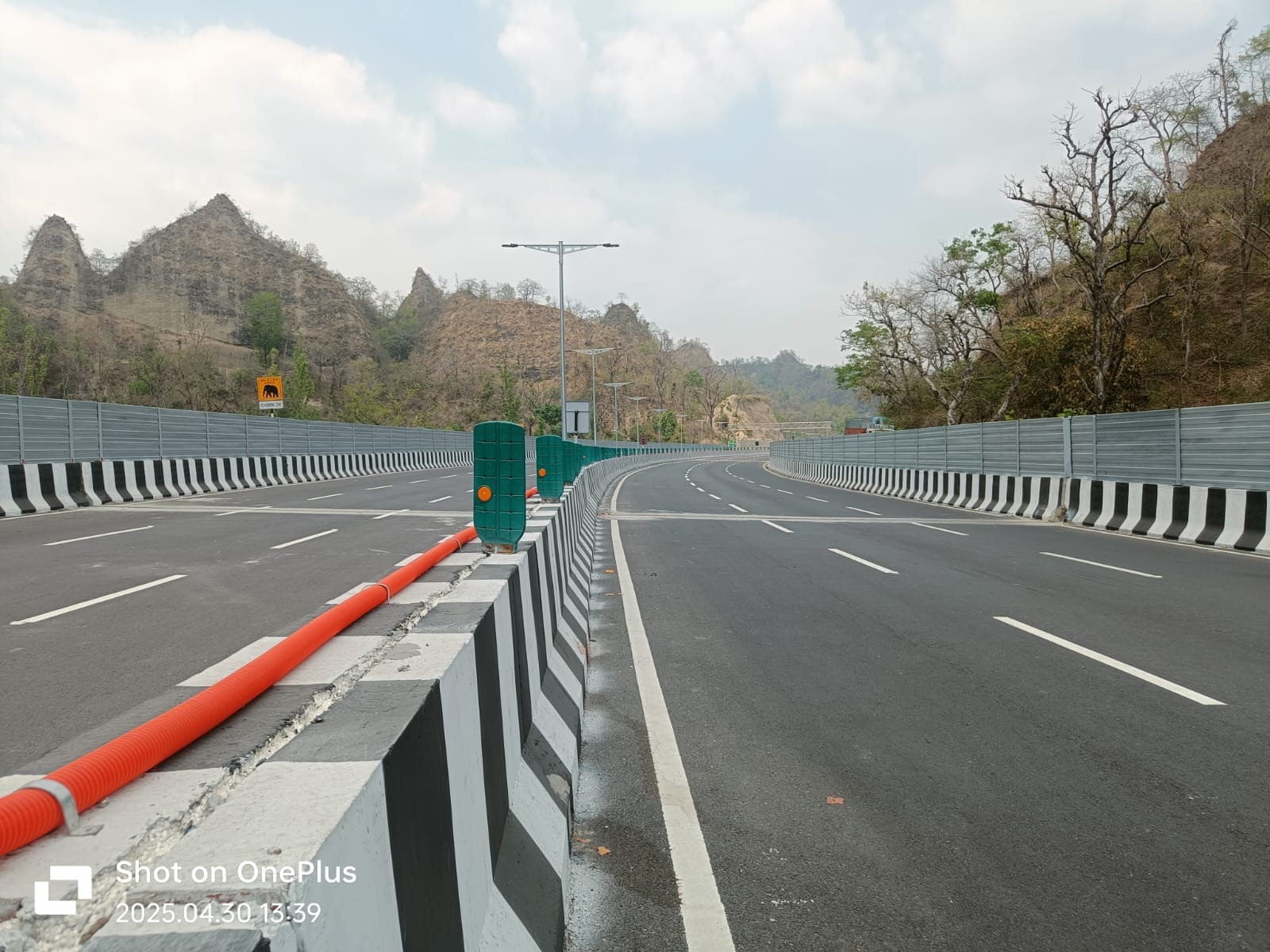मोहंड मार्ग पर वन विभाग द्वारा यात्रियों से पूछताछ के लिए बनाई गई पिकेट। संवाद