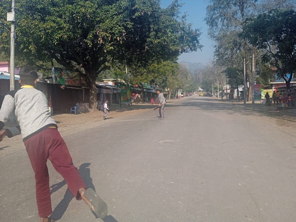 मोहंड मार्ग पर वन विभाग द्वारा यात्रियों से पूछताछ के लिए बनाई गई पिकेट। संवाद