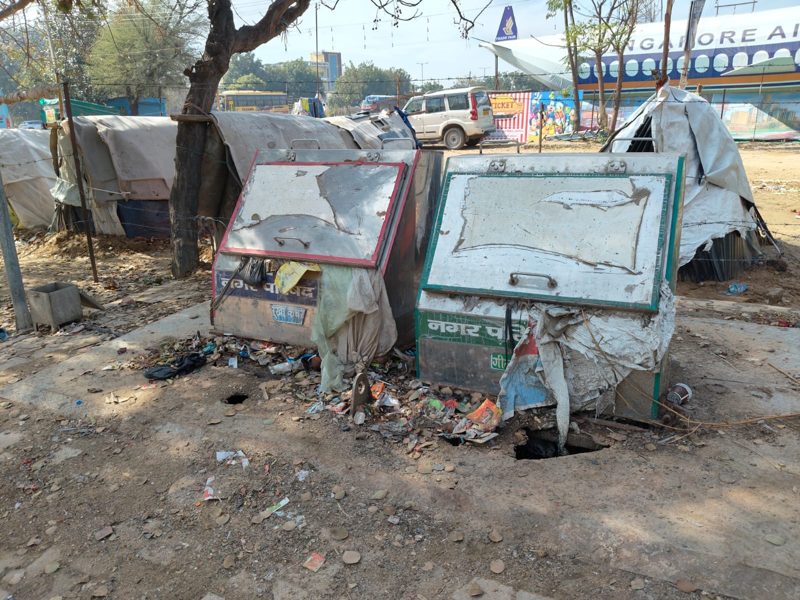 महाराणा प्रताप चौक के पास पड़े नए डस्टबिन। संवाद