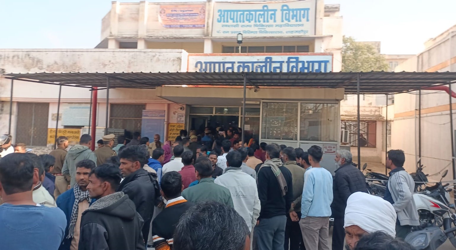 मारपीट का आरोप लगाते मृतक अंकित के परिजन। संवाद मारपीट का आरोप लगाते मृतक अंकित के परिजन। संवाद