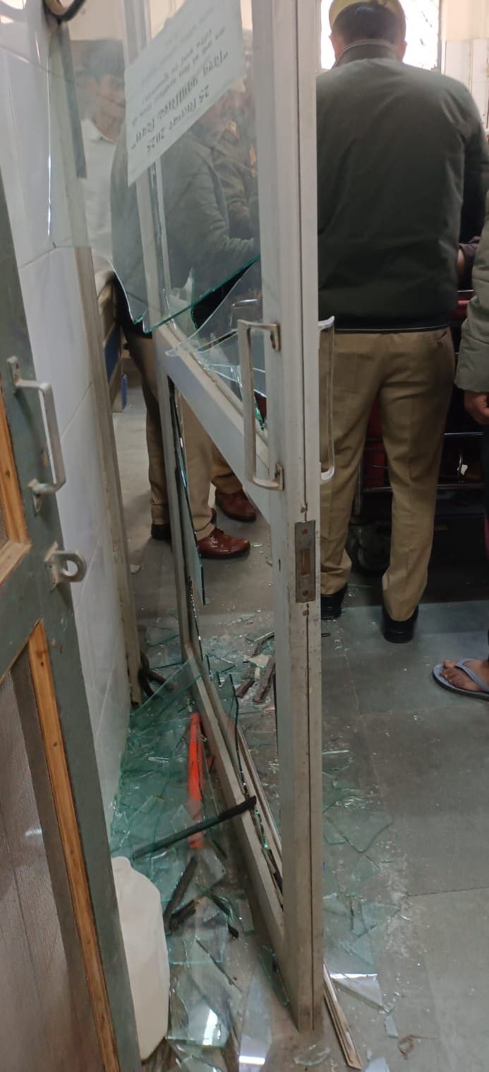 मारपीट का आरोप लगाते मृतक अंकित के परिजन। संवाद मारपीट का आरोप लगाते मृतक अंकित के परिजन। संवाद