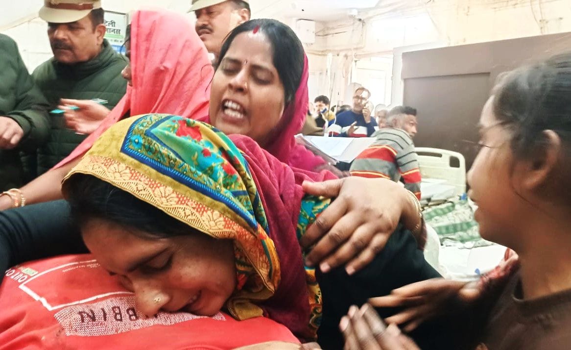 मारपीट का आरोप लगाते मृतक अंकित के परिजन। संवाद मारपीट का आरोप लगाते मृतक अंकित के परिजन। संवाद