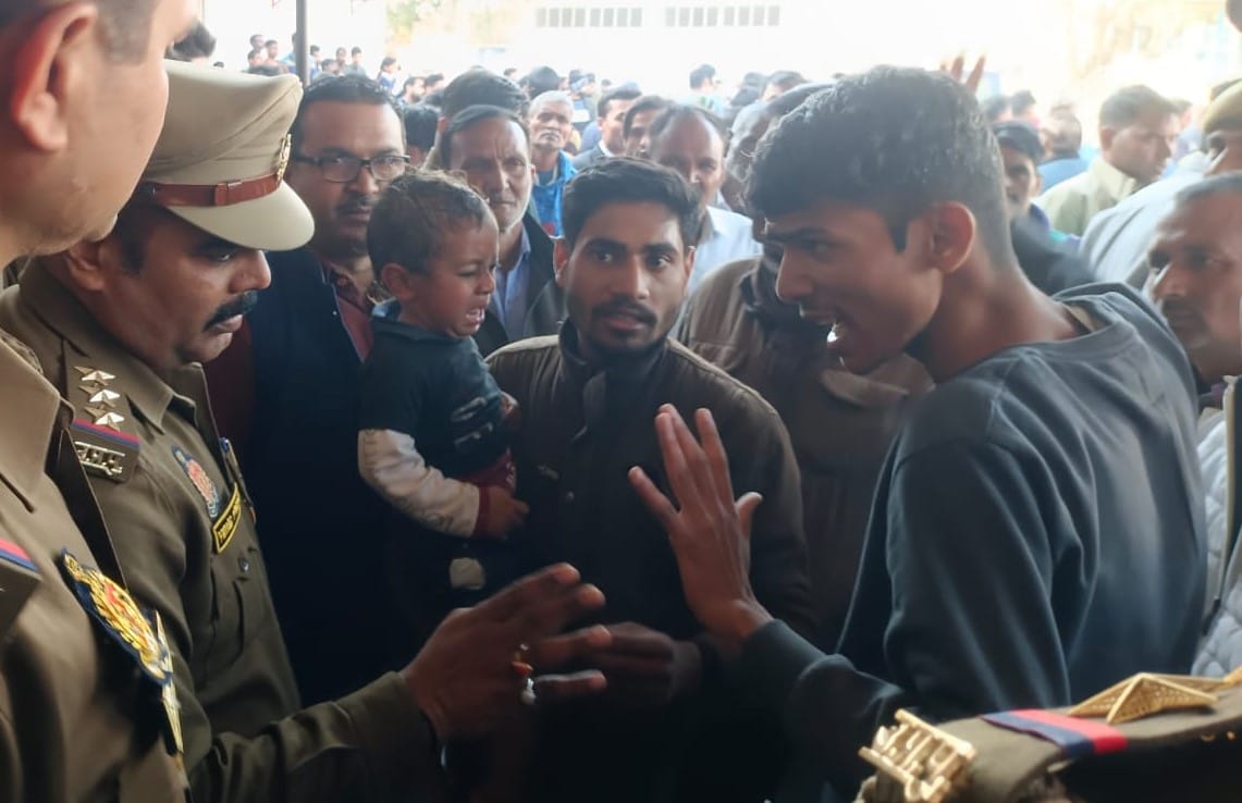 मारपीट का आरोप लगाते मृतक अंकित के परिजन। संवाद मारपीट का आरोप लगाते मृतक अंकित के परिजन। संवाद