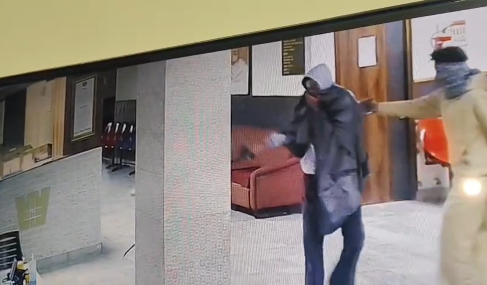 मुठभेड़ के दौरान हुई फायरिंग के निशानों की जांच करती पुलिस। संवाद