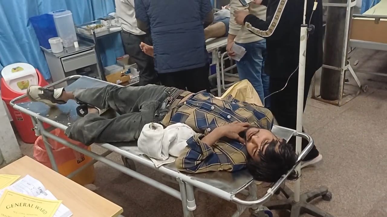 मुठभेड़ के दौरान हुई फायरिंग के निशानों की जांच करती पुलिस। संवाद