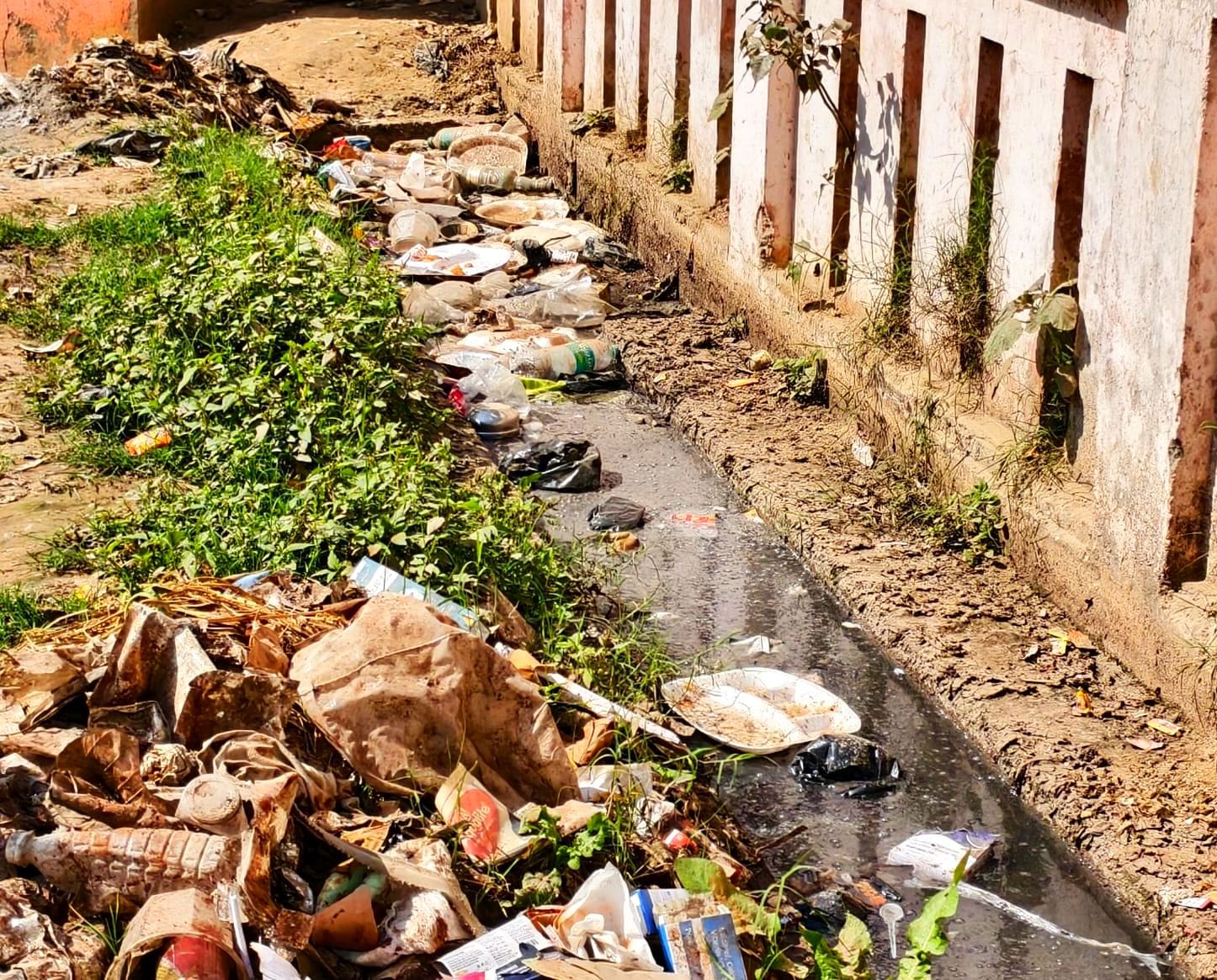 नाली में गिरता डायलिसिस विंग का पानी।  संवाद