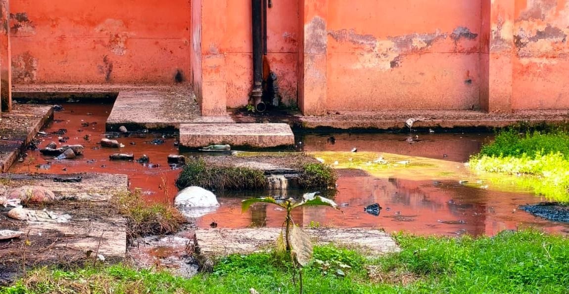 नाली में गिरता डायलिसिस विंग का पानी।  संवाद