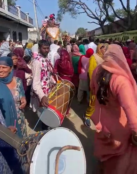 नन्ही कामाक्षी, गांव महलाना में जिसका नामकरण संस्कार समारोह एक ऐतिहासिक यादगार बन गया। संवाद नन्ही कामाक्षी, गांव महलाना में जिसका नामकरण संस्कार समारोह एक ऐतिहासिक यादगार बन गया। संवाद