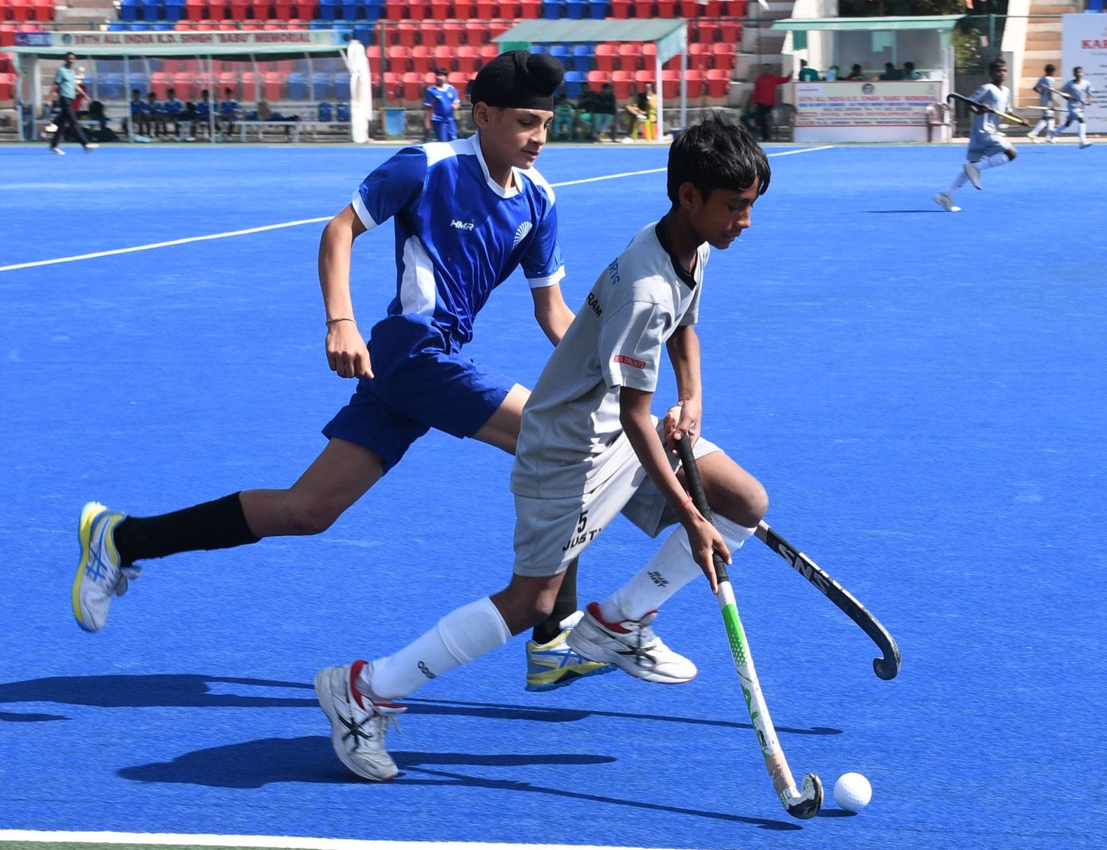 नवल टाटा अकादमी और फि्लकर ब्रदर्स के खिलाड़ी गेंद के लिए भिड़ते हुए।