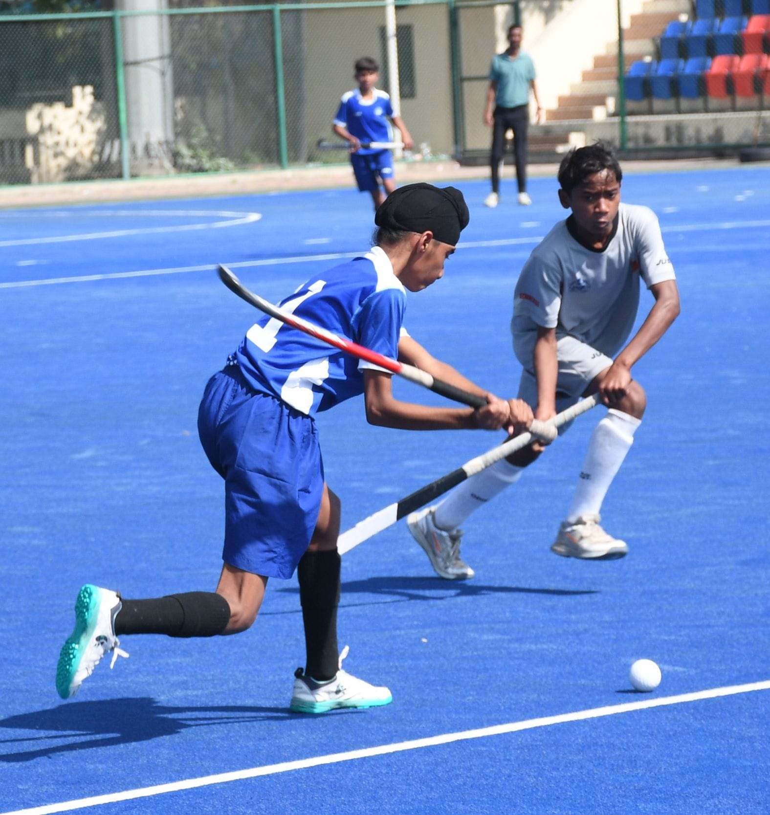 नवल टाटा अकादमी और फि्लकर ब्रदर्स के खिलाड़ी गेंद के लिए भिड़ते हुए।