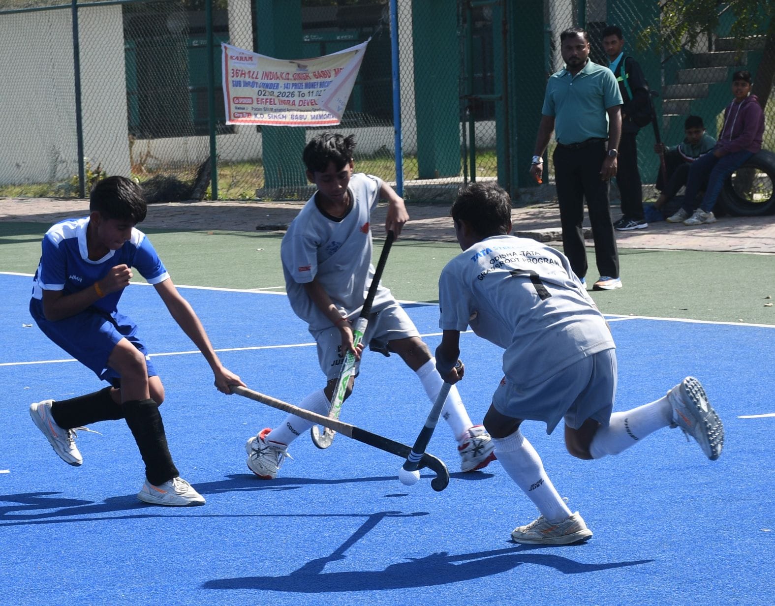 नवल टाटा अकादमी और फि्लकर ब्रदर्स के खिलाड़ी गेंद के लिए भिड़ते हुए।