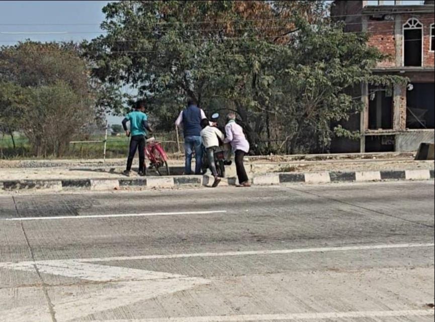 पलहीपुर गांव के सामने अवैध कट से जाता बाइक सवार। संवाद