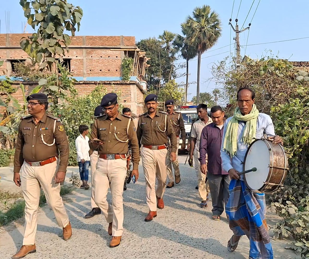 पुलिस पहुंची हत्या के आरोपी के घर