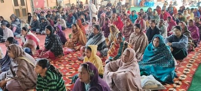  प्रवचन करतीं साध्वी सरस्वती भारती व अन्य। प्रवक्ता