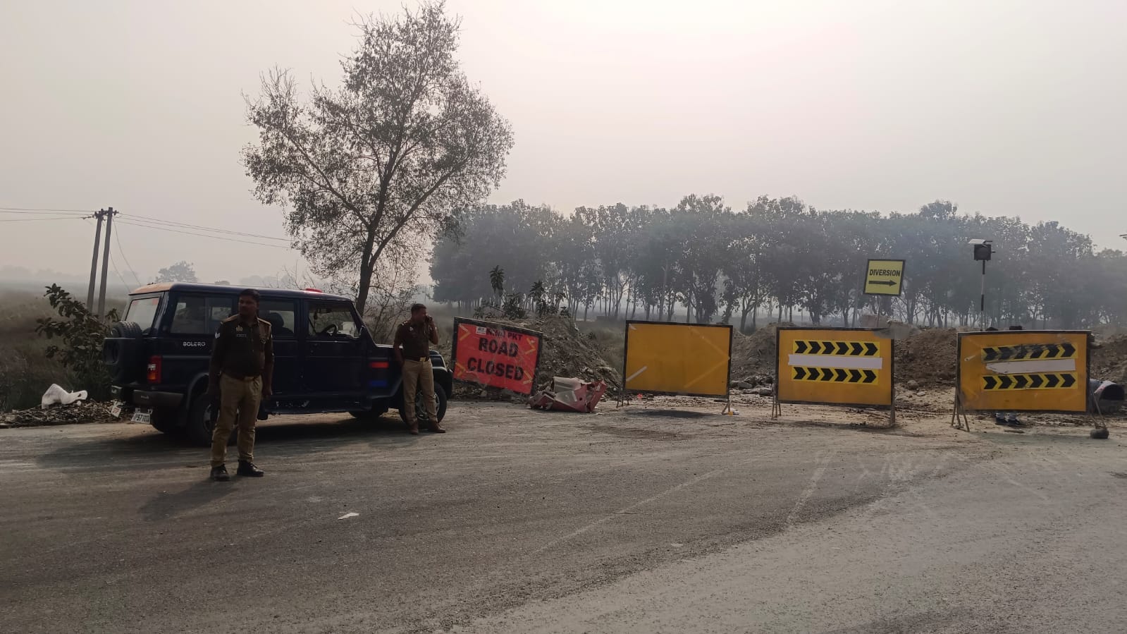 पटहेरिया-रजवटिया के बीच हाइवे पर बनें मिट्टी के अस्थायी डाइवर्जन को पार कर गड्ढे में गिरी कार।स