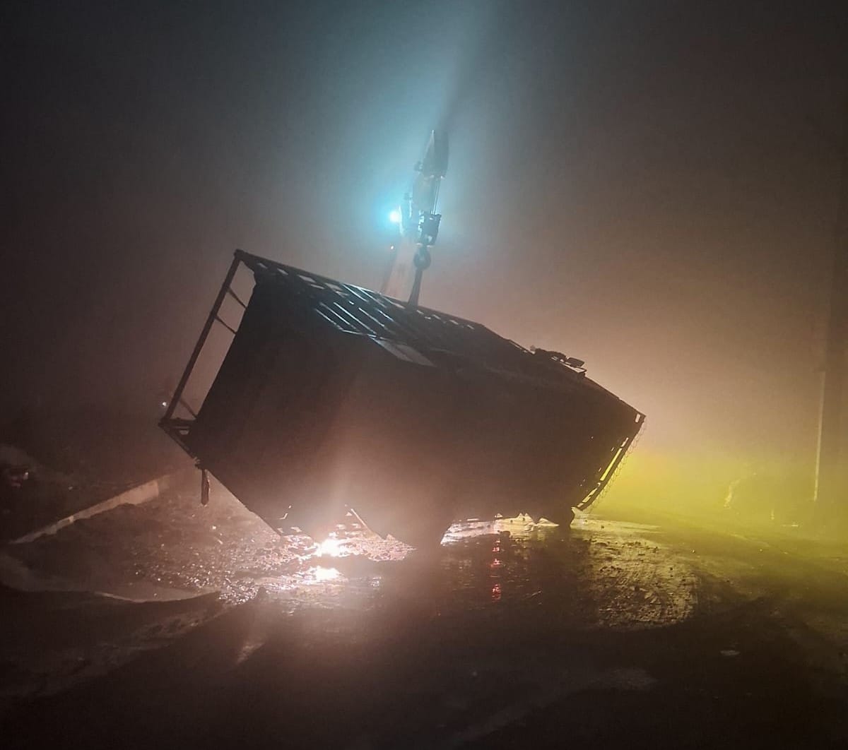 पटहेरिया-रजवटिया के बीच हाइवे पर बनें मिट्टी के अस्थायी डाइवर्जन को पार कर गड्ढे में गिरी कार।स