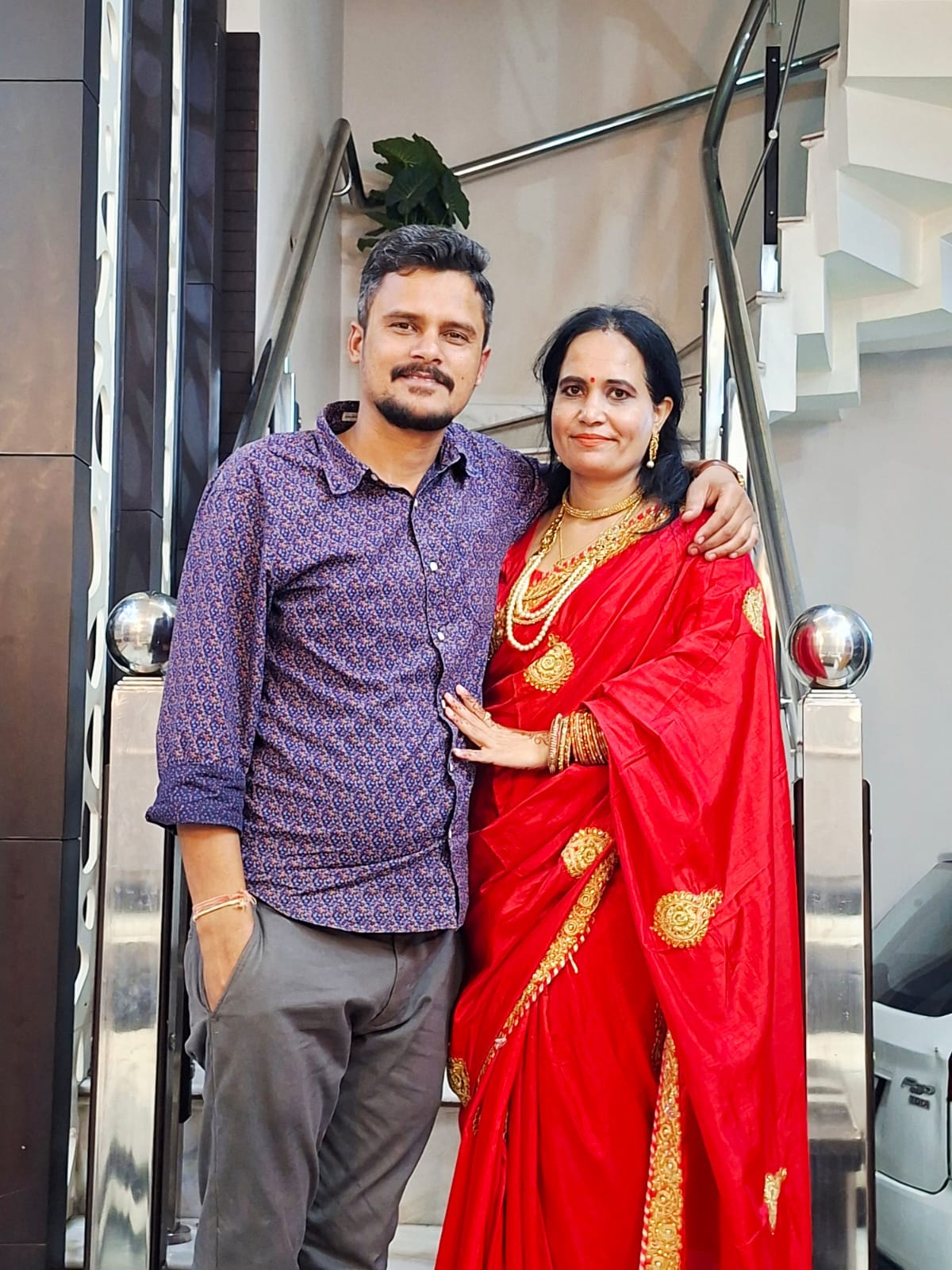 राहुल पत्नी निधि के साथ.. प्रपोज डे की खबर से संबंधित