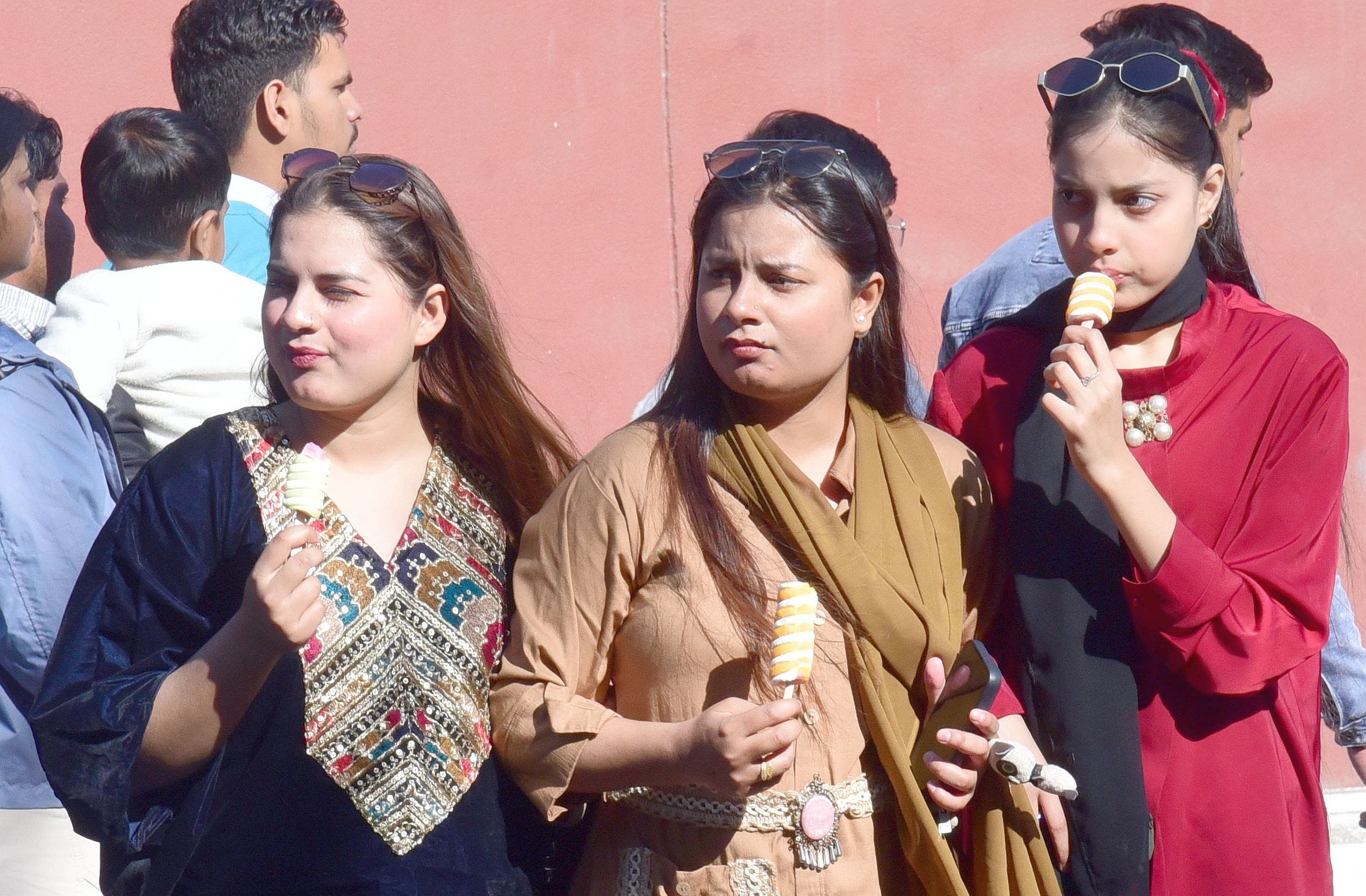 राजधानी में रविवार को धूप और मौसम के नजारे। 