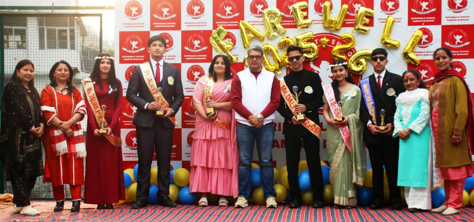 स्प्रिंगडेल पब्लिक स्कूल खनेरी में विदाई समारोह के दौरान मौजूद छात्र छात्राएं मुख्यातिथि के साथ