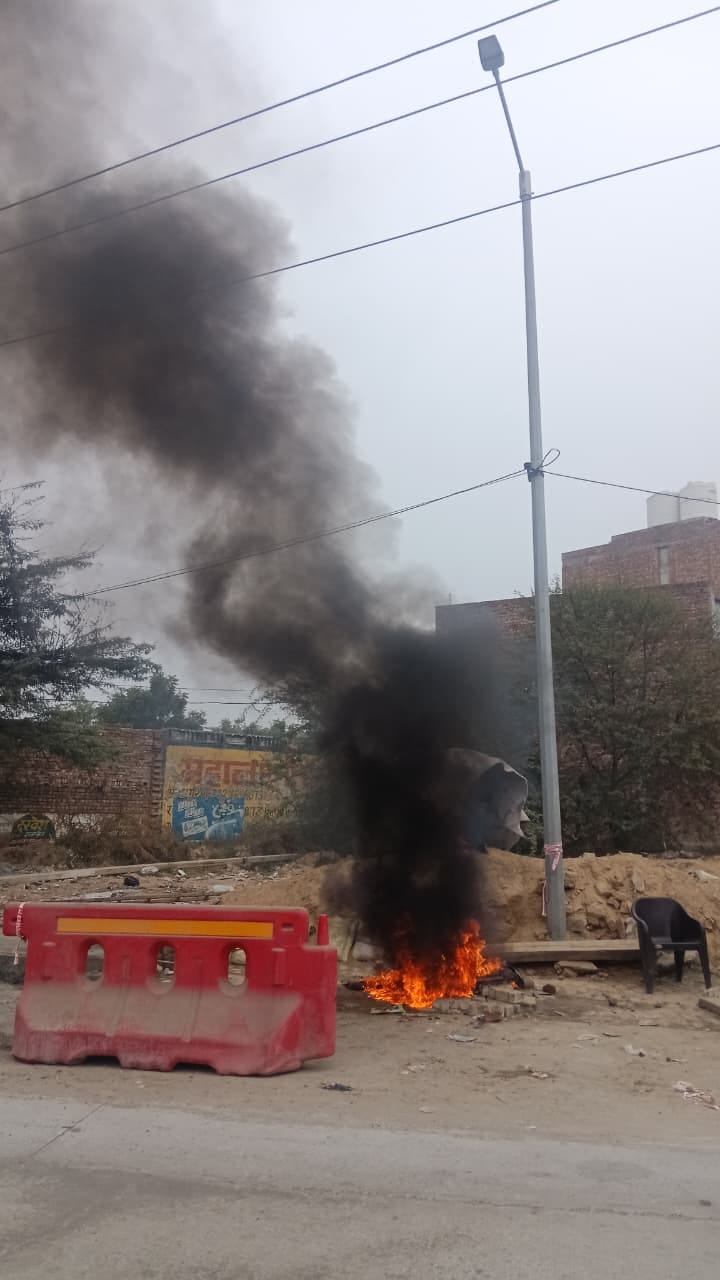 शहर के भूना पूल के पास राष्ट्रीय रामार्ग संख्यां 9 के किनारे जलता रबड़ व प्लास्टिक का कूड़ा। स