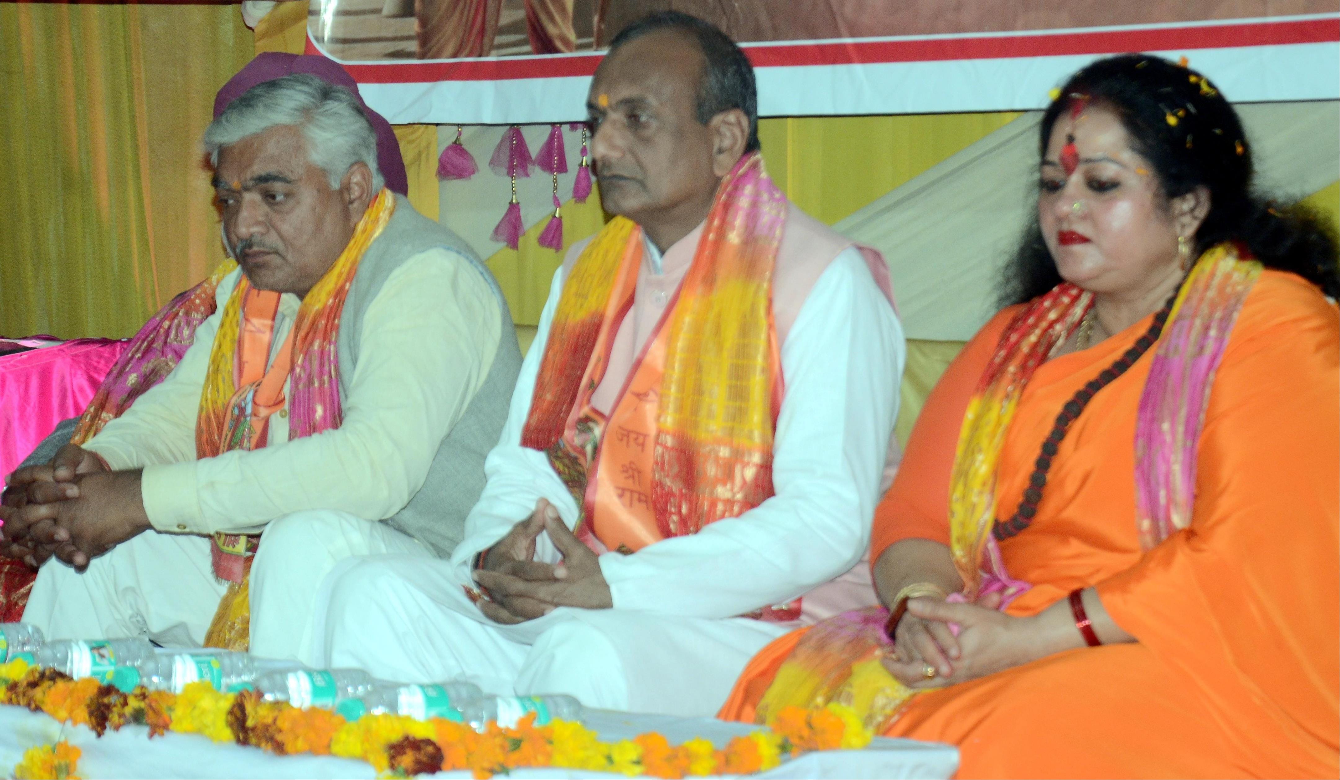 शामली के शिव शक्ति वाटिका में आयोजित विराट हिंदू सम्मेलन में सांस्कृतिक कार्यक्रम प्रस्तुत करत