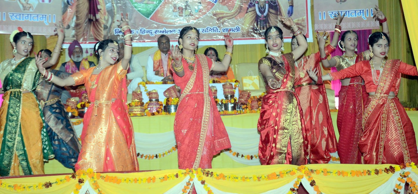 शामली के शिव शक्ति वाटिका में आयोजित विराट हिंदू सम्मेलन में सांस्कृतिक कार्यक्रम प्रस्तुत करत