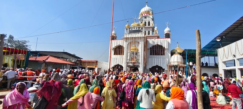श्री गुरू रविदास मंदिर में मौजूद मुख्य अतिथि व भजन करते संत। संवाद श्री गुरू रविदास मंदिर में मौजूद मुख्य अतिथि व भजन करते संत। संवाद