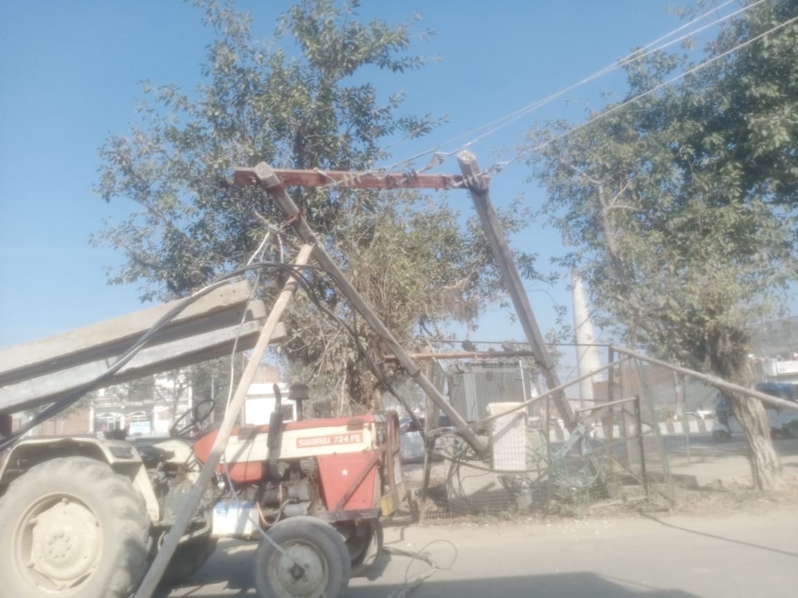 टूटा खंभा।