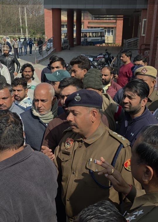 विलाप करते मृतक आदित्य के दादा। संवाद