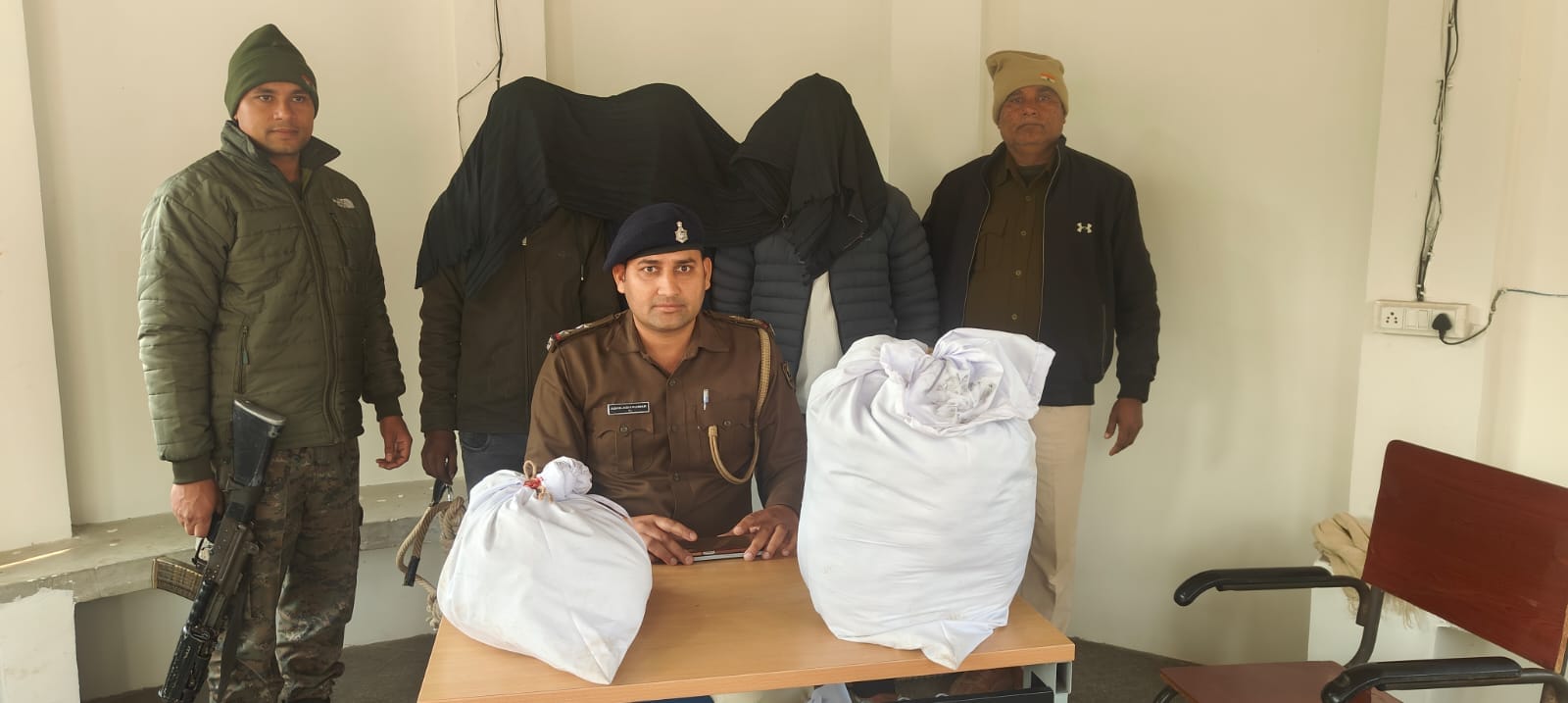 विशुनपुरा थाना क्षेत्र के नोनिया पट्टी में तस्करों को खोजती पुलिस।स्रोत-सोशल मीडिया