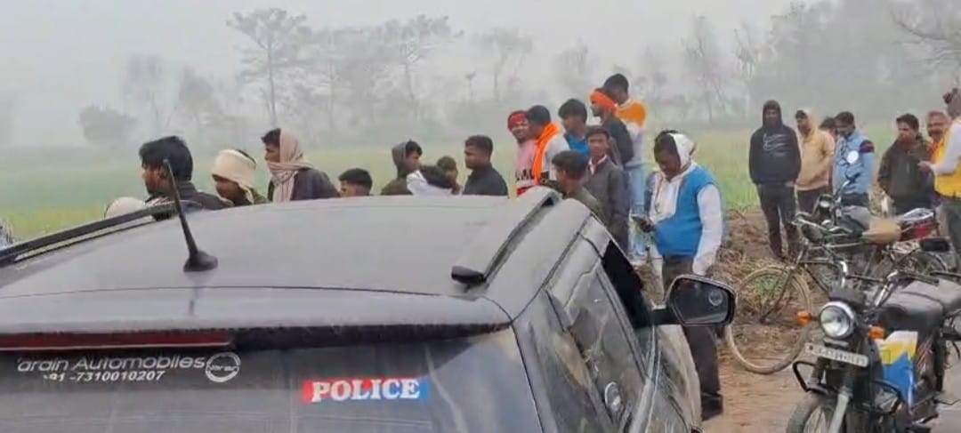 विशुनपुरा थाना क्षेत्र के नोनिया पट्टी में तस्करों को खोजती पुलिस।स्रोत-सोशल मीडिया