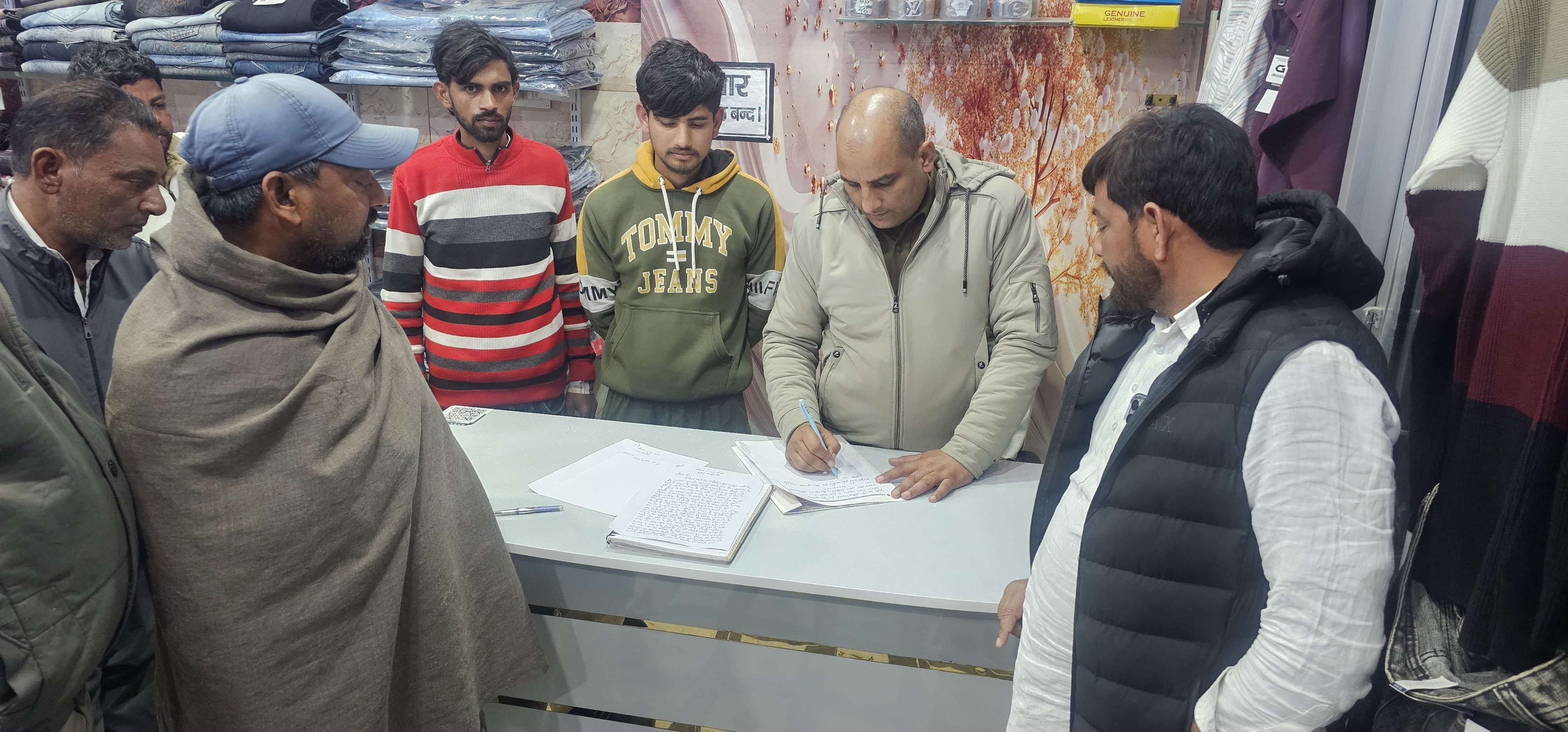 यमुनानगर में इसी शोरूम पर अपरधियों ने दहशत फैलाने के लिए की फायरिंग। संवाद