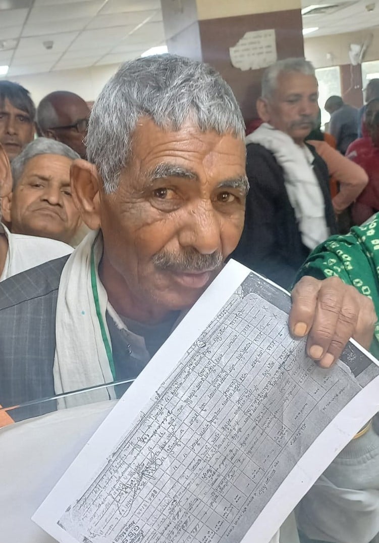 09jjrp17- सरल केंद्र में बीपीएल व पेंशन कटने की समस्या को लेकर पहुंचे लोग। संवाद 09jjrp17- सरल केंद्र में बीपीएल व पेंशन कटने की समस्या को लेकर पहुंचे लोग। संवाद