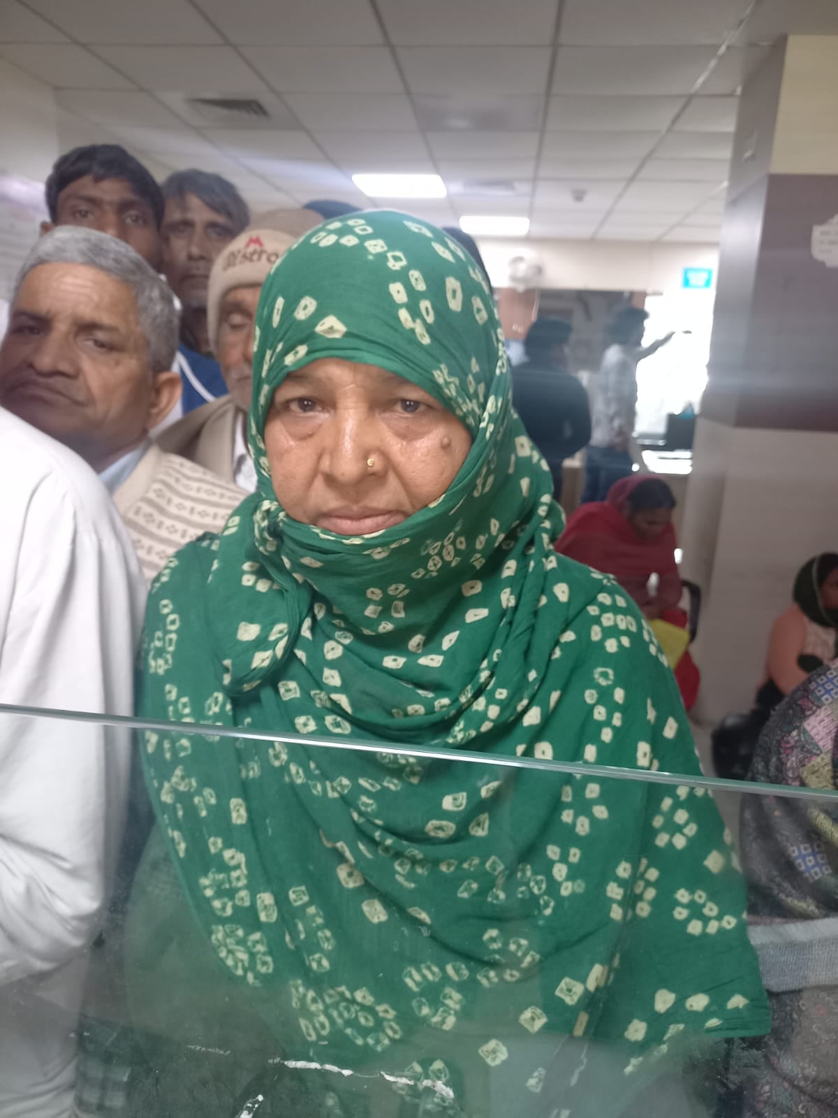 09jjrp17- सरल केंद्र में बीपीएल व पेंशन कटने की समस्या को लेकर पहुंचे लोग। संवाद 09jjrp17- सरल केंद्र में बीपीएल व पेंशन कटने की समस्या को लेकर पहुंचे लोग। संवाद
