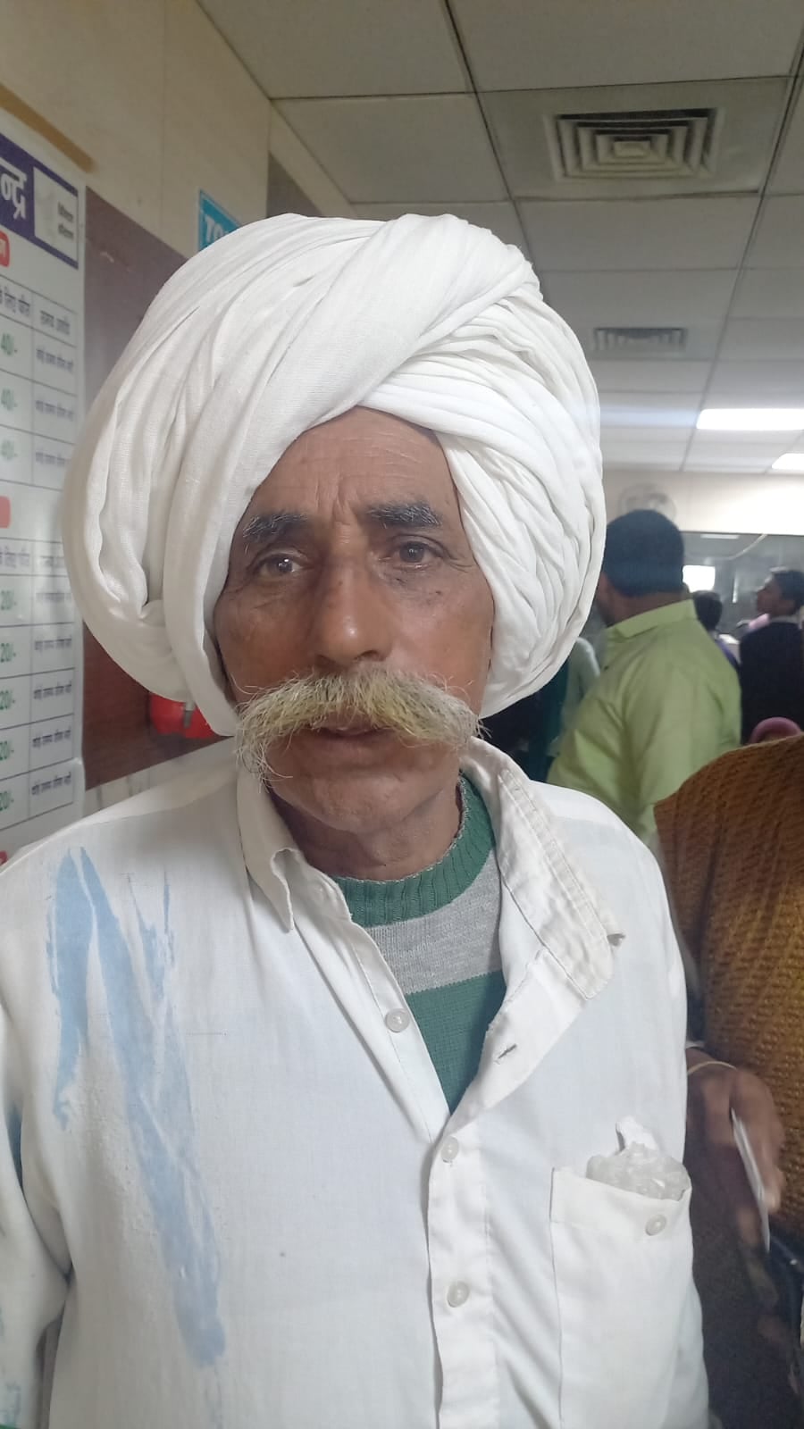 09jjrp17- सरल केंद्र में बीपीएल व पेंशन कटने की समस्या को लेकर पहुंचे लोग। संवाद 09jjrp17- सरल केंद्र में बीपीएल व पेंशन कटने की समस्या को लेकर पहुंचे लोग। संवाद