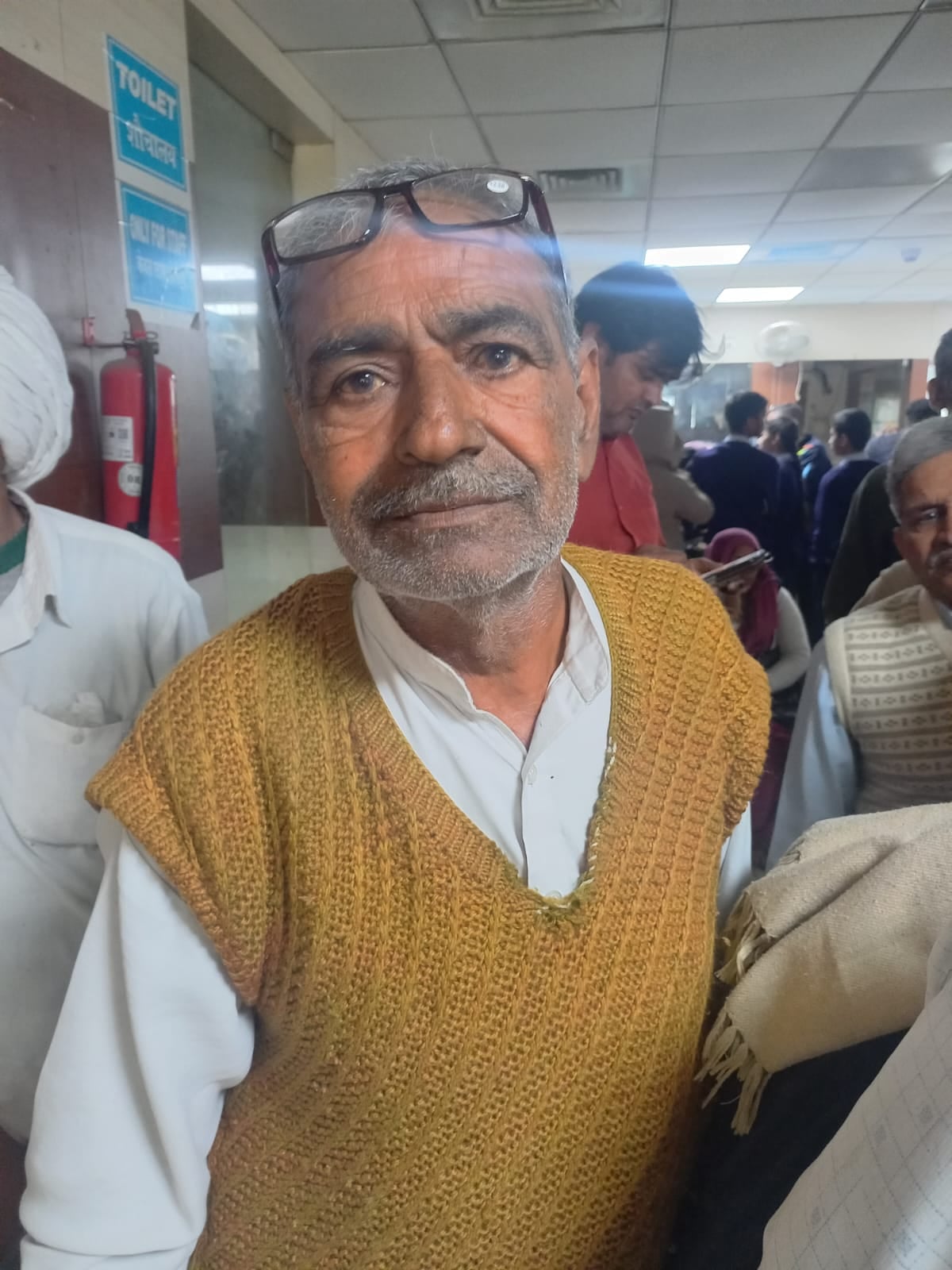 09jjrp17- सरल केंद्र में बीपीएल व पेंशन कटने की समस्या को लेकर पहुंचे लोग। संवाद 09jjrp17- सरल केंद्र में बीपीएल व पेंशन कटने की समस्या को लेकर पहुंचे लोग। संवाद