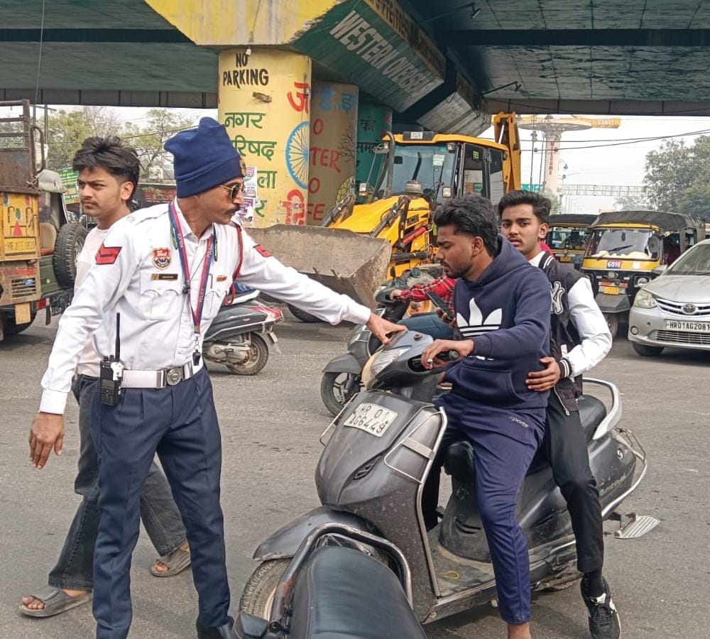 अंबाला कैंट रेलवे स्टेशन के बाहर दोपहिया वाहनों को रोककर उनकी जांच करते हुए पुलिस मुलाजिम: संवा
