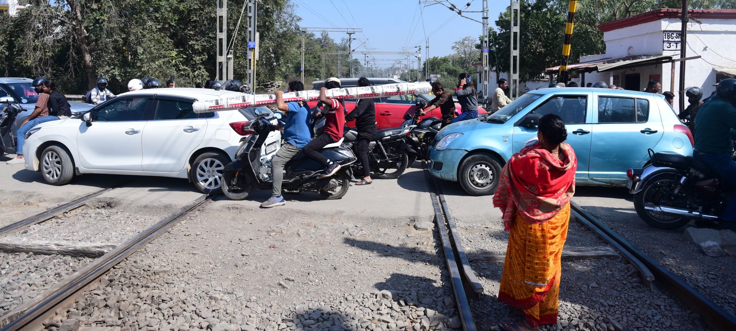 भरवारा रेलवे क्राॅसिंग के पास जाम में फंसे वाहन।