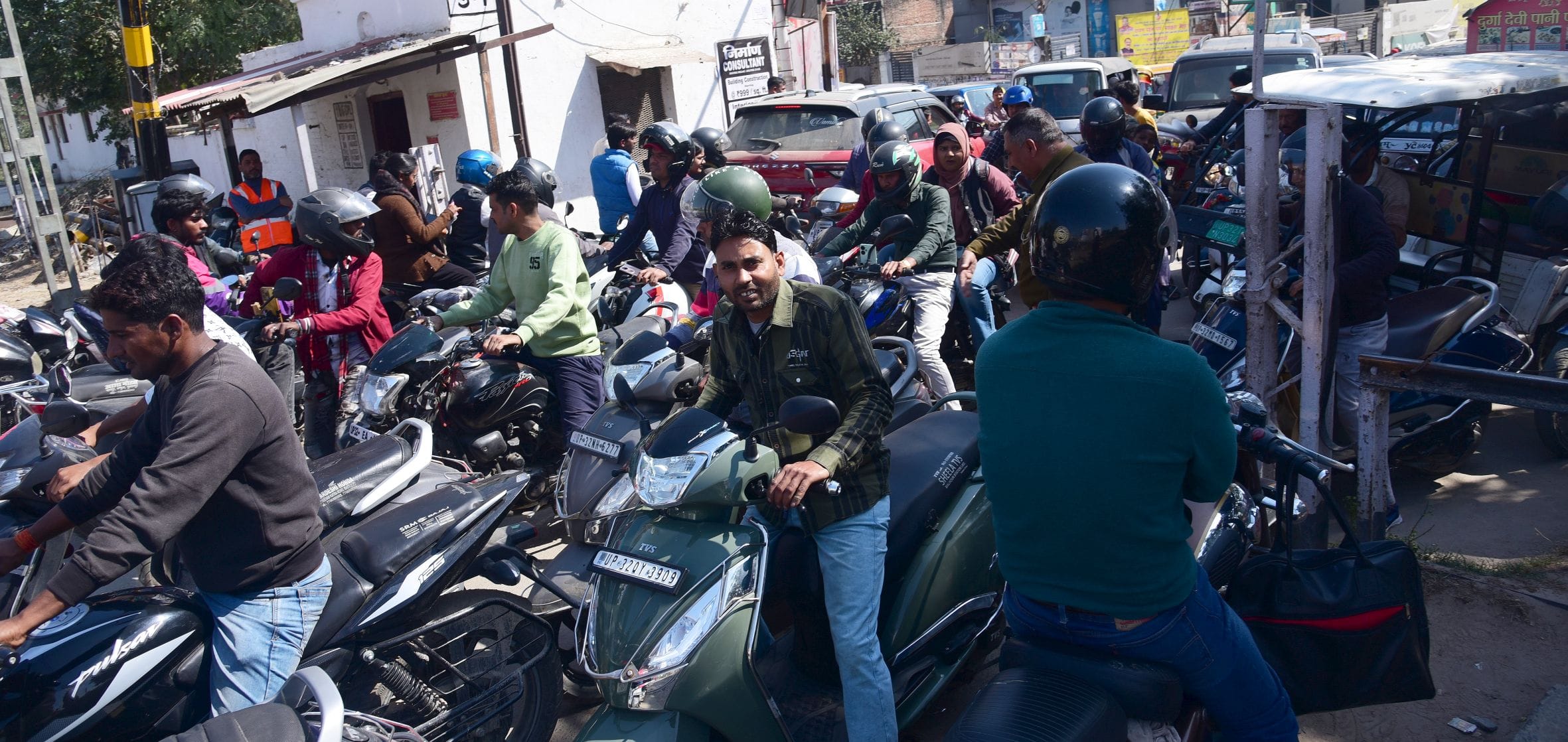 भरवारा रेलवे क्राॅसिंग के पास जाम में फंसे वाहन।