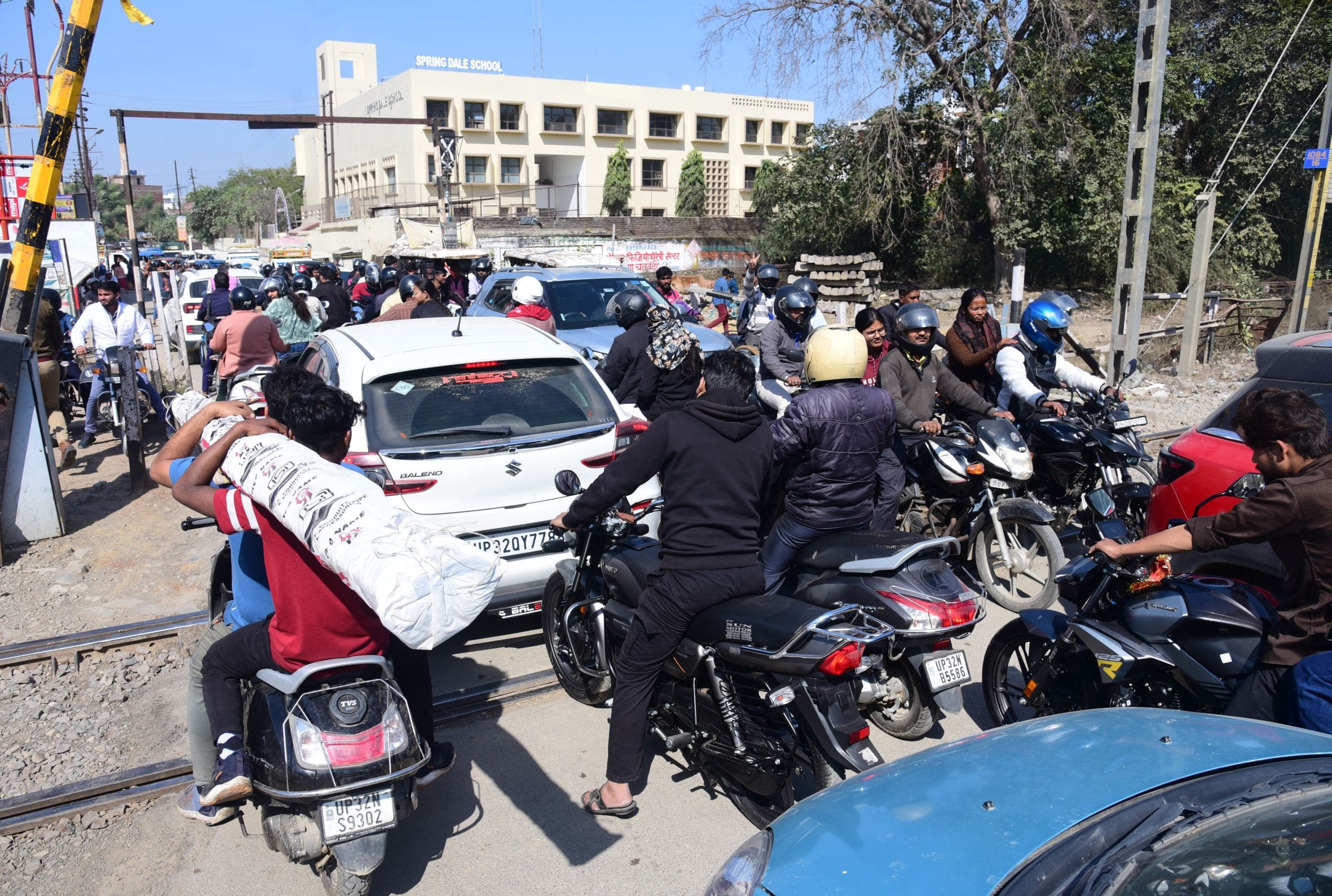 भरवारा रेलवे क्राॅसिंग के पास जाम में फंसे वाहन।