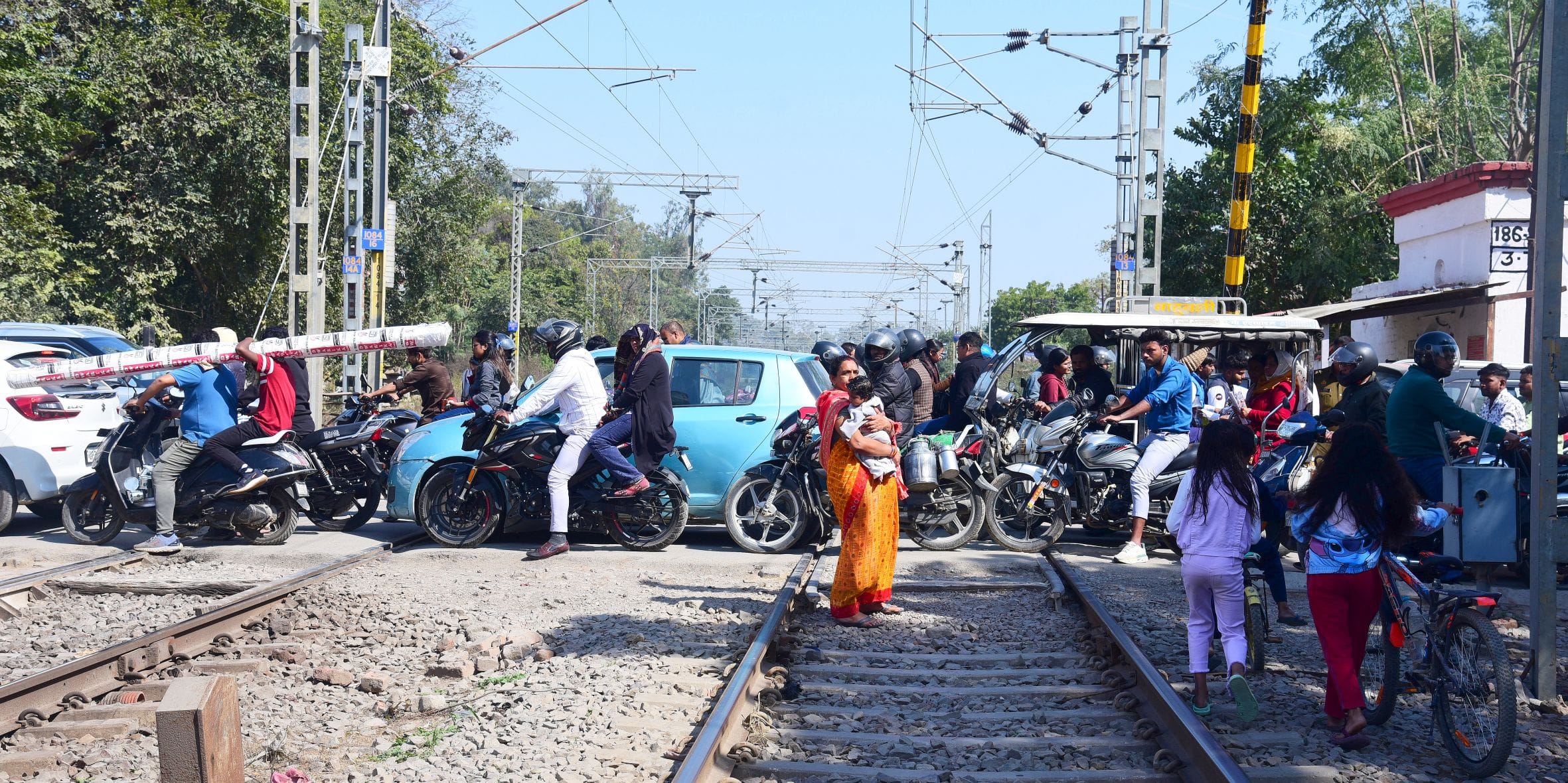 भरवारा रेलवे क्राॅसिंग के पास जाम में फंसे वाहन।