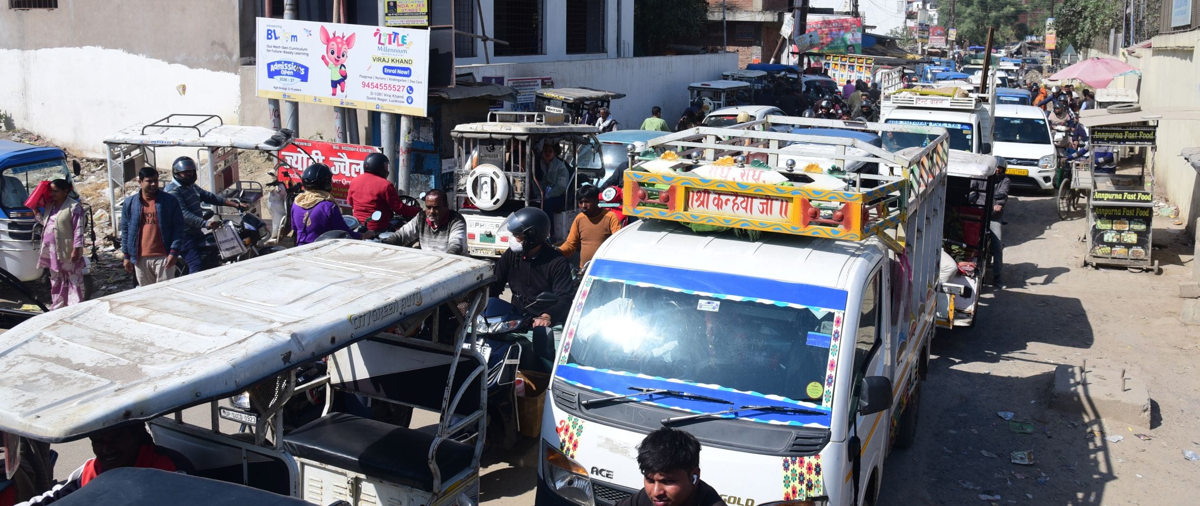 भरवारा रेलवे क्राॅसिंग के पास जाम में फंसे वाहन।