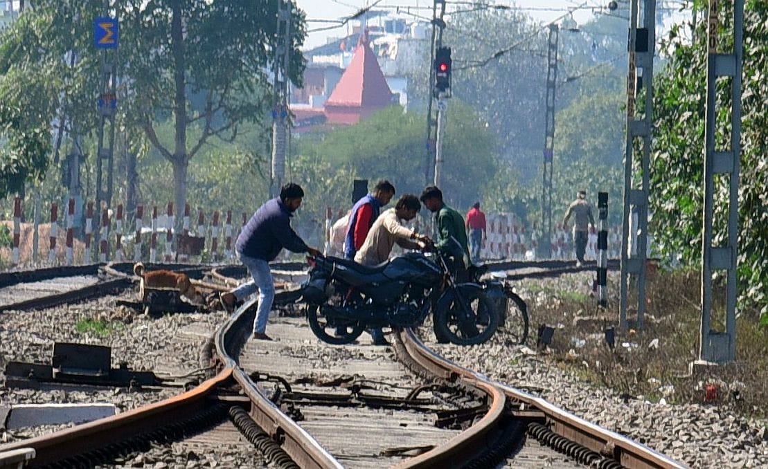भरवारा रेलवे क्राॅसिंग के पास जाम में फंसे वाहन।