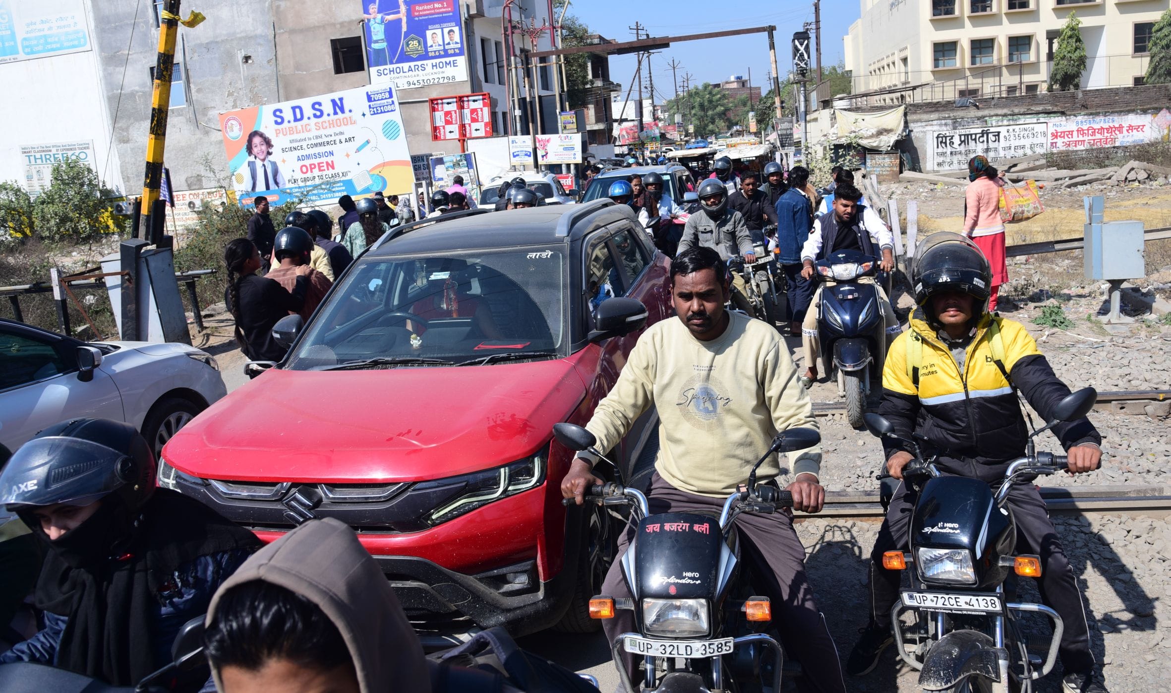 भरवारा रेलवे क्राॅसिंग के पास जाम में फंसे वाहन।