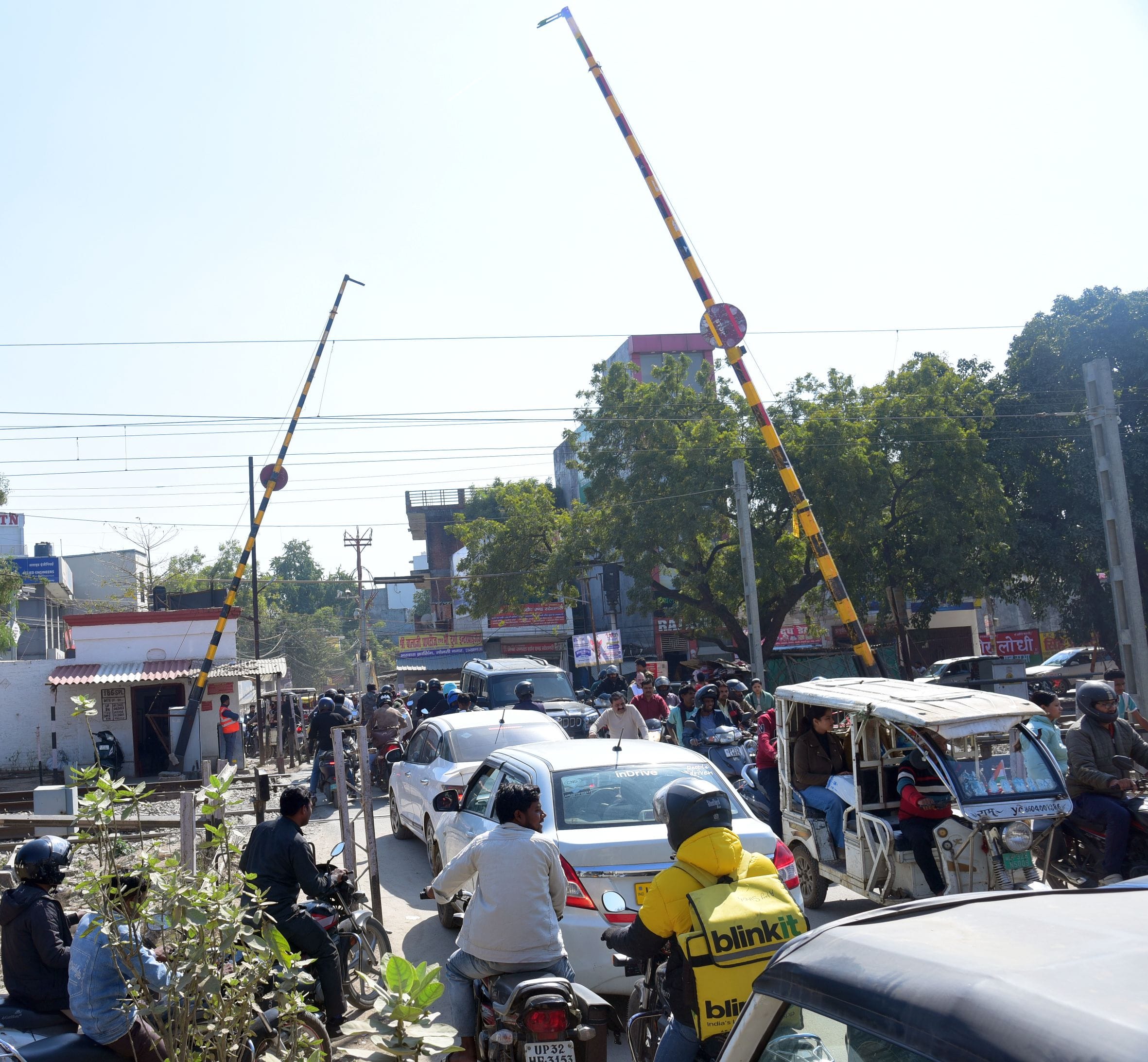 भरवारा रेलवे क्राॅसिंग के पास जाम में फंसे वाहन।