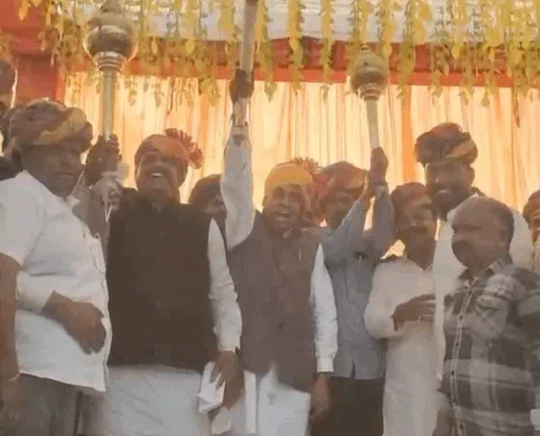 बुजुर्ग की बात दिल को लगी तो विधायक ने हाथ पर लिख दिया वादा